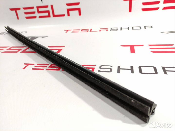Уплотнитель стекла двери передний Tesla Model S