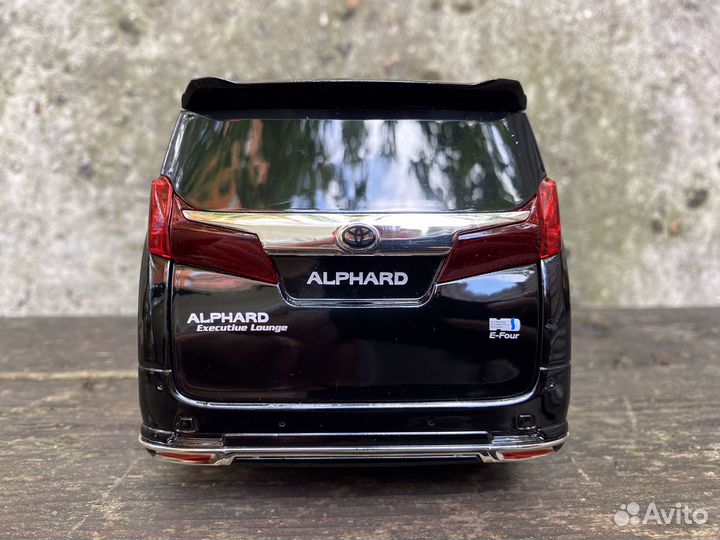 Модель Тойота Alphard черный масштаб 1:18