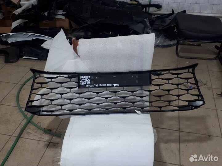 Решетка бампера Mitsubishi Pajero Sport III 3