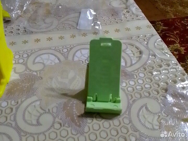 Подставки для телефонов.желтую можно вешать на роз
