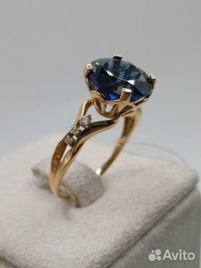 Золотое кольцо с топазом и фианитами 18р. Арт128