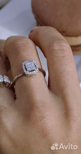 Золотое кольцо с бриллиантом