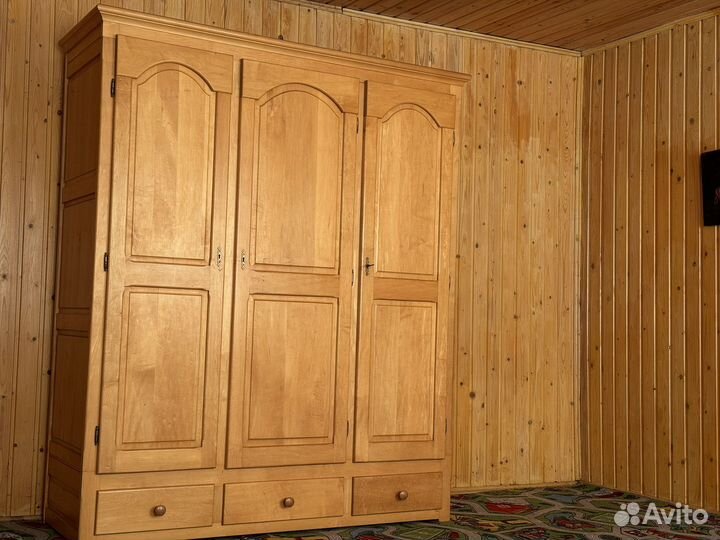 Шкаф деревянный