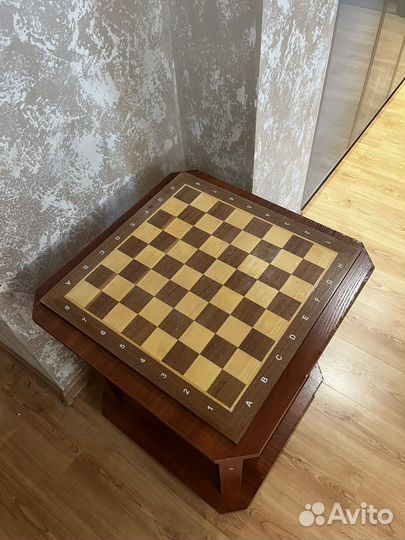Стол для игры в шахматы