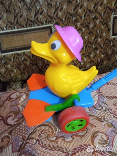 Игрушка Утёнок - каталка на колесиках с ручкой