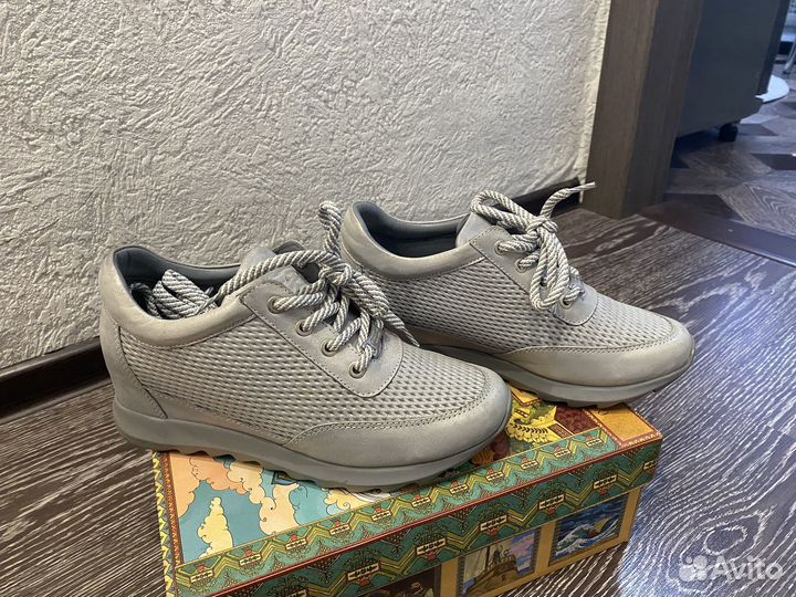 Кроссовки женские