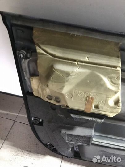 Обшивка боковой двери передняя правая Volkswagen