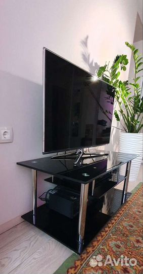 Стеклянная тумба под тв