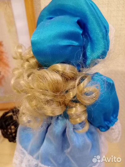 Кукла фарфоровая