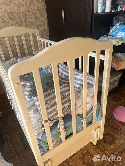 Детская кроватка с маятником