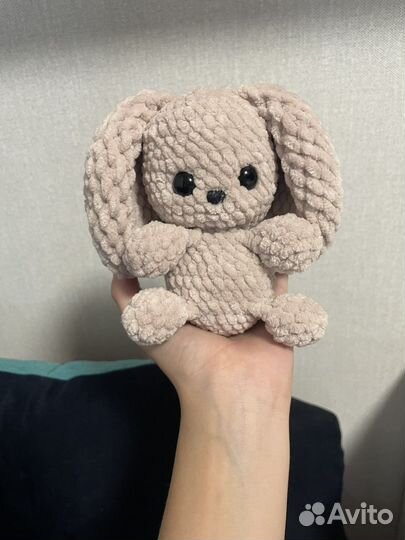 Плюшевый заяц вязаный