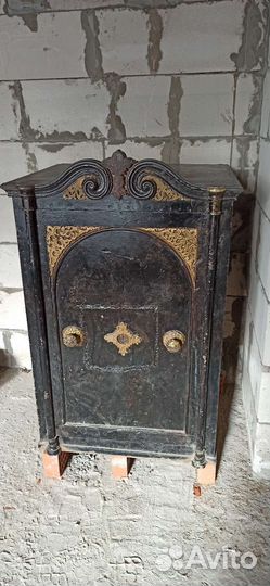 Сейф старинный