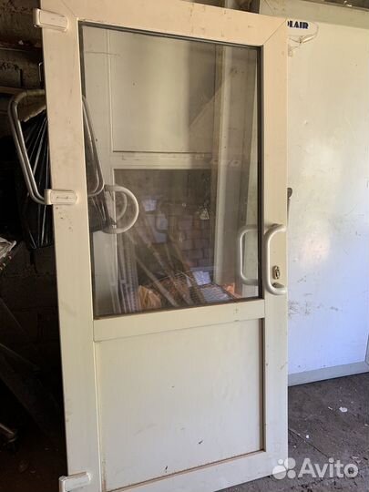 Дверь пластиковая входная со стеклом