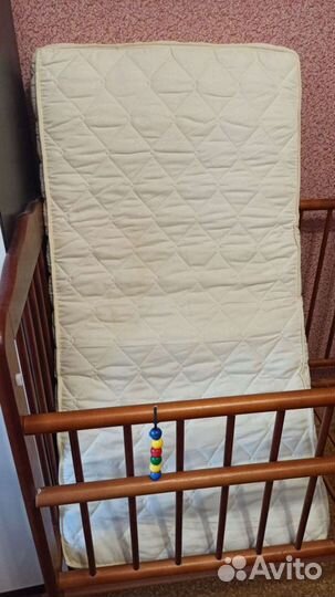 Детская кроватка на колесиках