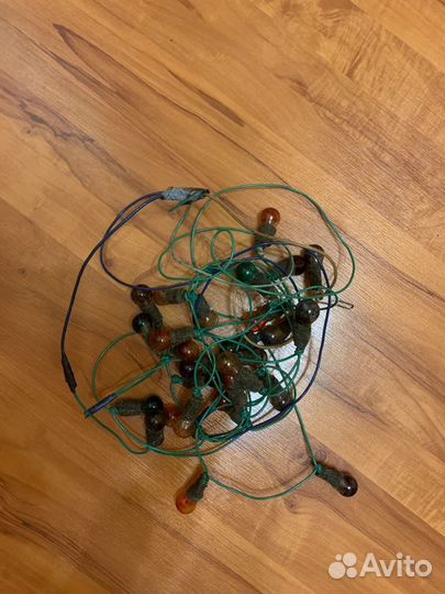 Дед Мороз, гирлянды, мишура, настольные ёлки