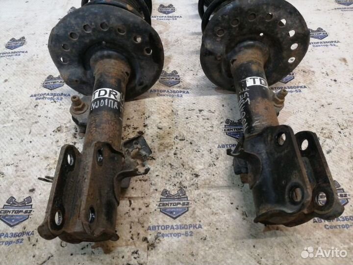 Стойка подвески передняя Nissan Juke F15