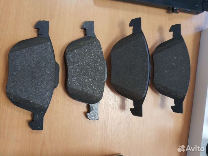 Тормозные колодки передние оригинал Ford 1519528