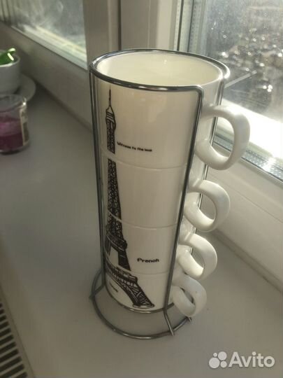 Кофейные чашки на подставке