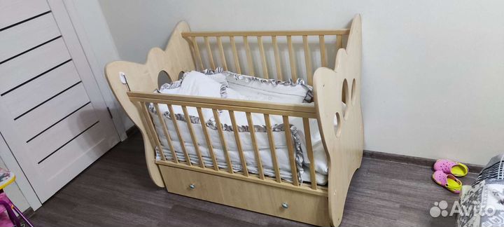 Детская кроватка с маятником и ящиком