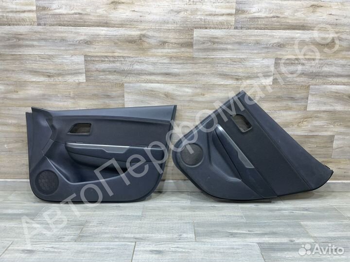 Обшивка двери передняя задняя правая Kia Rio 3