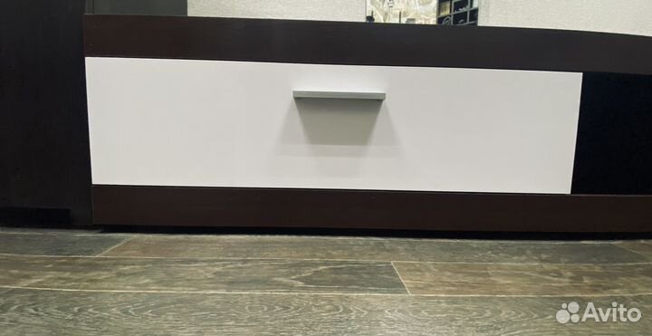 Тумба под телевизор или полка настенная