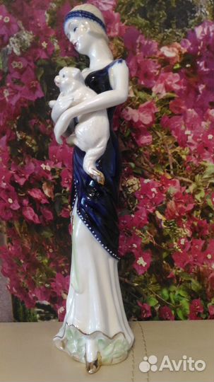 Статуэтка Фарфор. Дама с кошкой