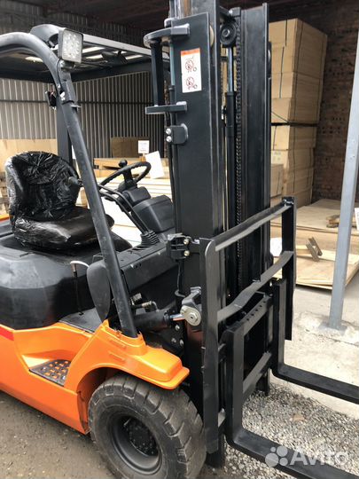 Вилочный погрузчик Toyota 7FD18, 2012