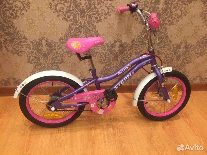 Детский велосипед с дополнительными колесами