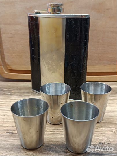 Фляжка из нержавейки и 4 стопки