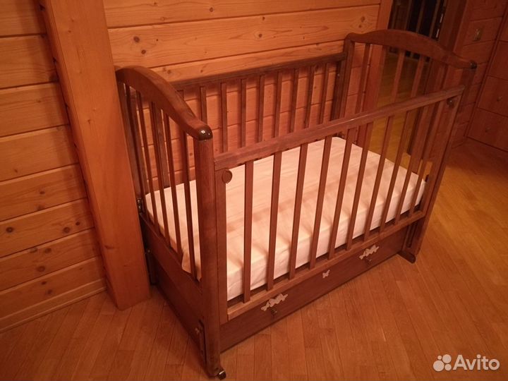 Детская кроватка с маятником, ящиком и матрасом
