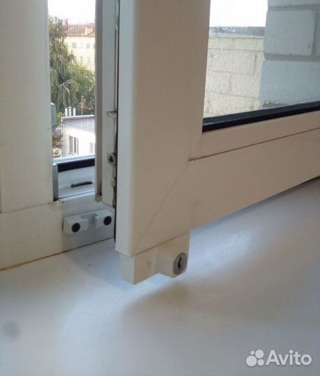 Детский замок на окна блокиратор