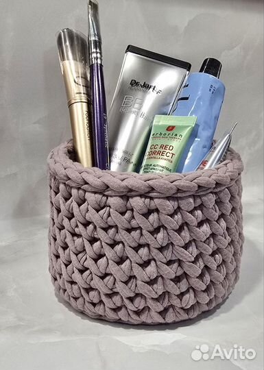 Вязанная корзинка из трикотажной пряжи