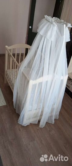 Детская кроватка с маятником