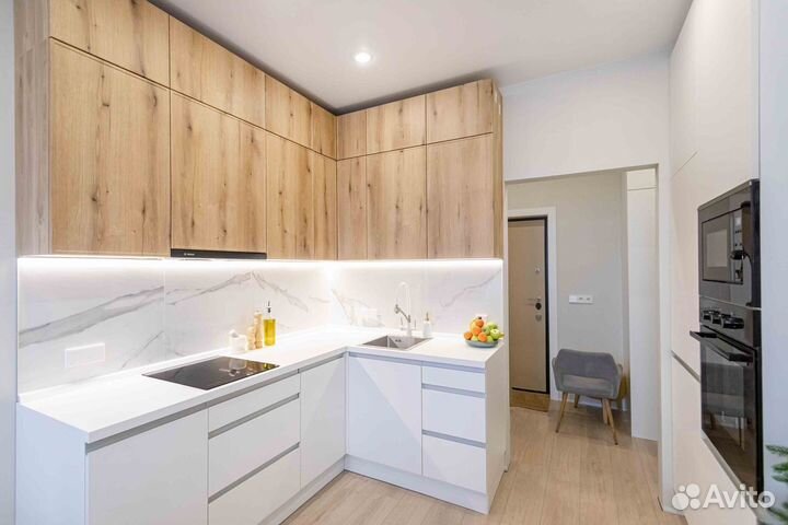 Кухня угловая с белыми фасадами и под дерево