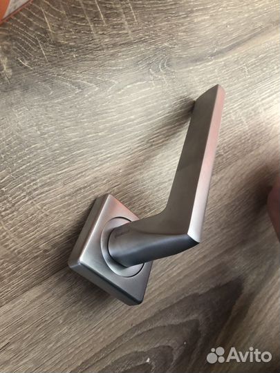 Дверная фурнитура (дверные ручки, замок, петли)