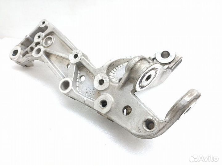 Кронштейн опоры двигателя правый Volkswagen Passat