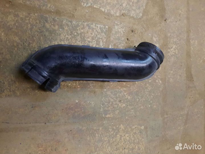 Трубку воздушного фильтра на Ниссан Х-Траил Т-31