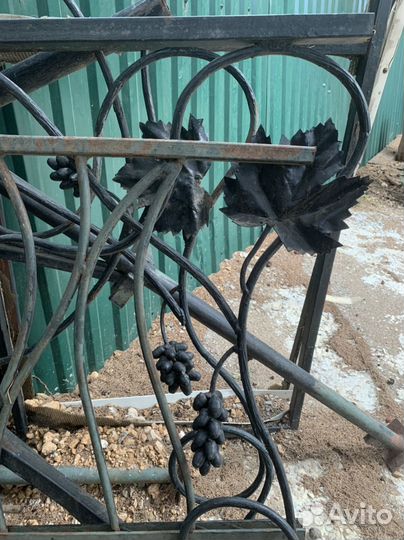 Кованные перила, забор виноградная лоза
