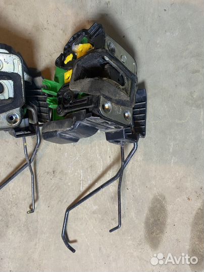 Замок передней левой двери киа рио 3 солярис 1