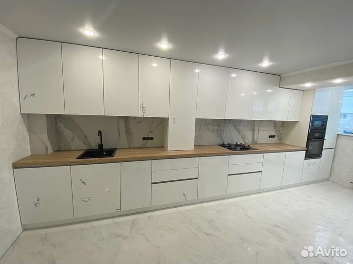 Прямой кухонный гарнитур на заказ в белом