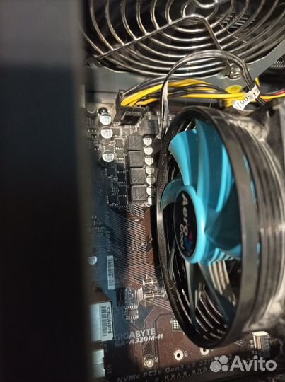 Игровой компьютер с монитором и клавиатурой