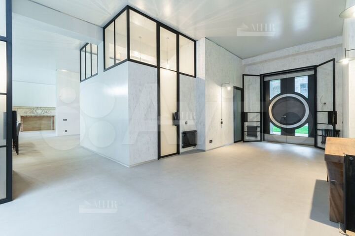 Дом 680 м² на участке 25 сот.