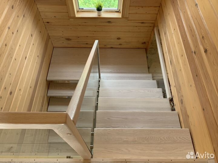 Лестница на монокосоуре с площадкой в дом