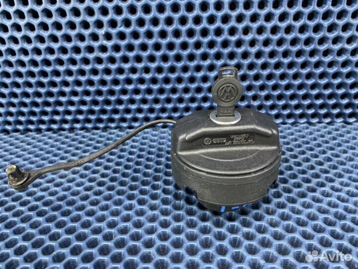 Крышка бензобака Volkswagen Touareg GP