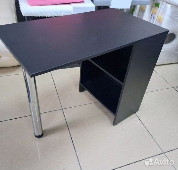 Маникюрный стол