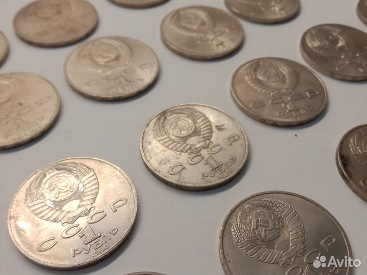 Очень много коллекционных монет