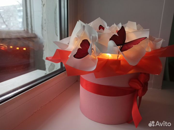 Букет из бабочек в коробке с конфетами