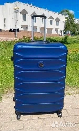 Чемодан на колесах средний размер новый