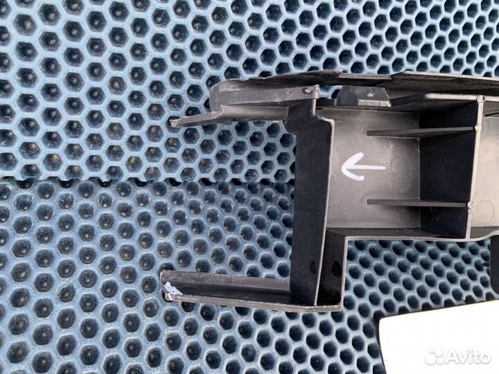 Кронштейн переднего бампера левый VW Touareg GP