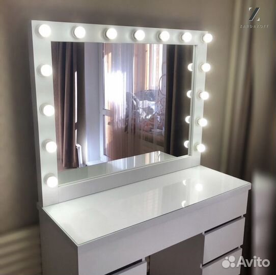 Большой туалетный столик с гримёрным зеркалом